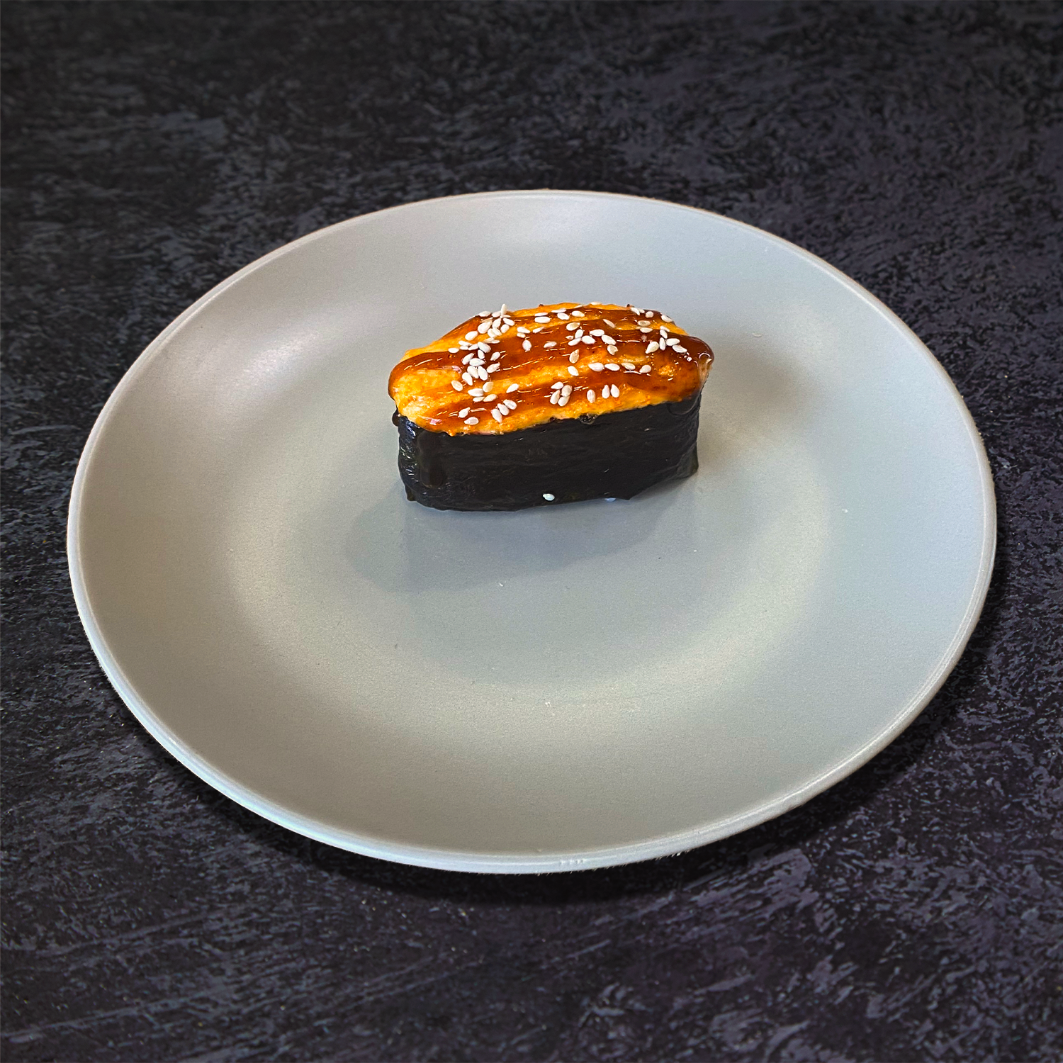 Суши запечённое с мидиями острое