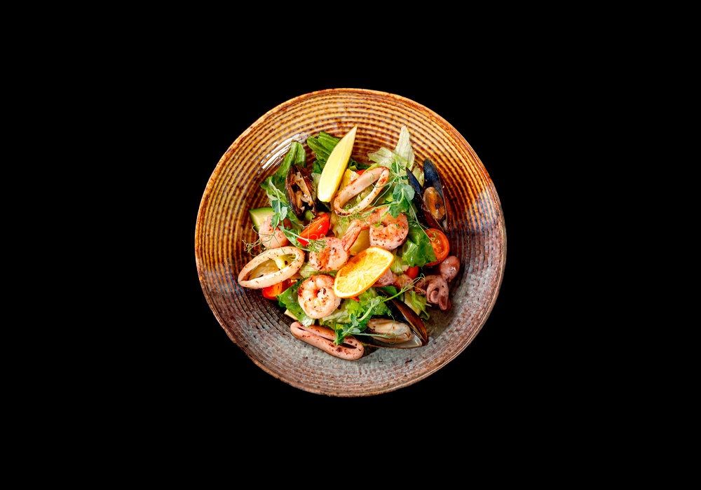 Салат из теплых морепродуктов с мятным соусом