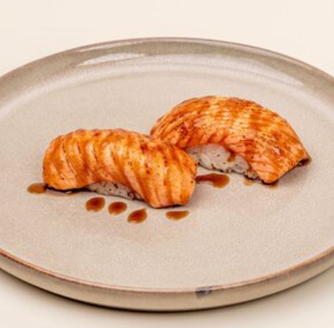 Суши с опаленным лососем