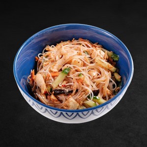 Теплый салат с курицей и овощами