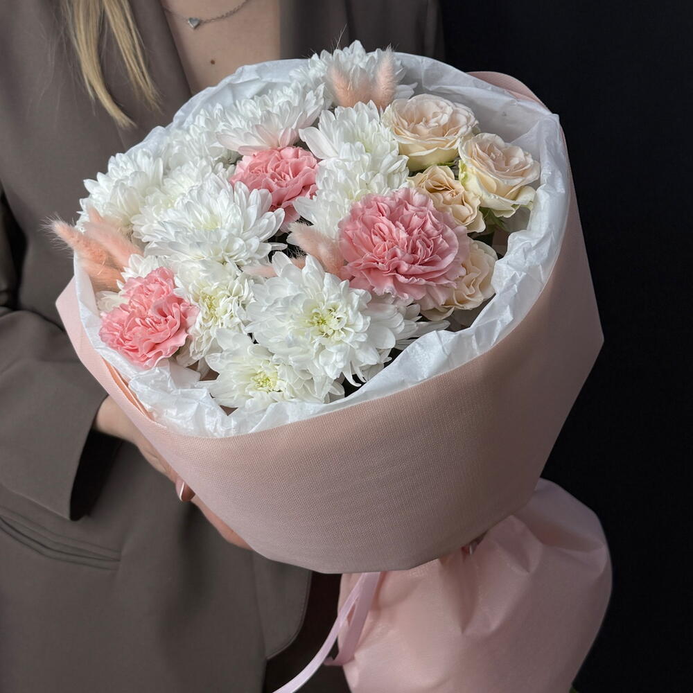 Букет из стойких цветов: хризантема, диантус, роза кустовая, сухоцветы