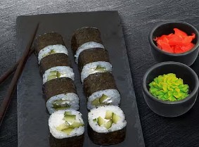 Мини-ролл с огурцом и сыром