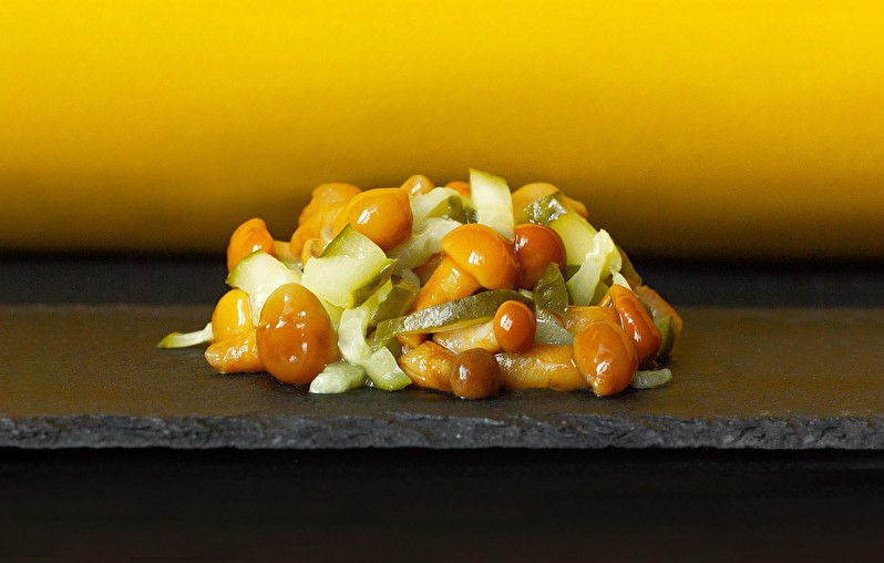 Салат из корнишонов и маринованных опят