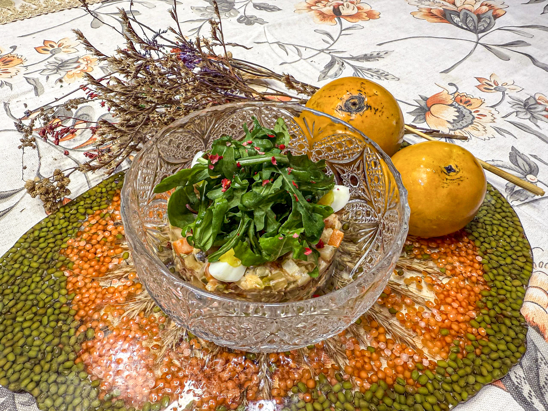 Оливье с рваной свининой и соусом 1000 островов