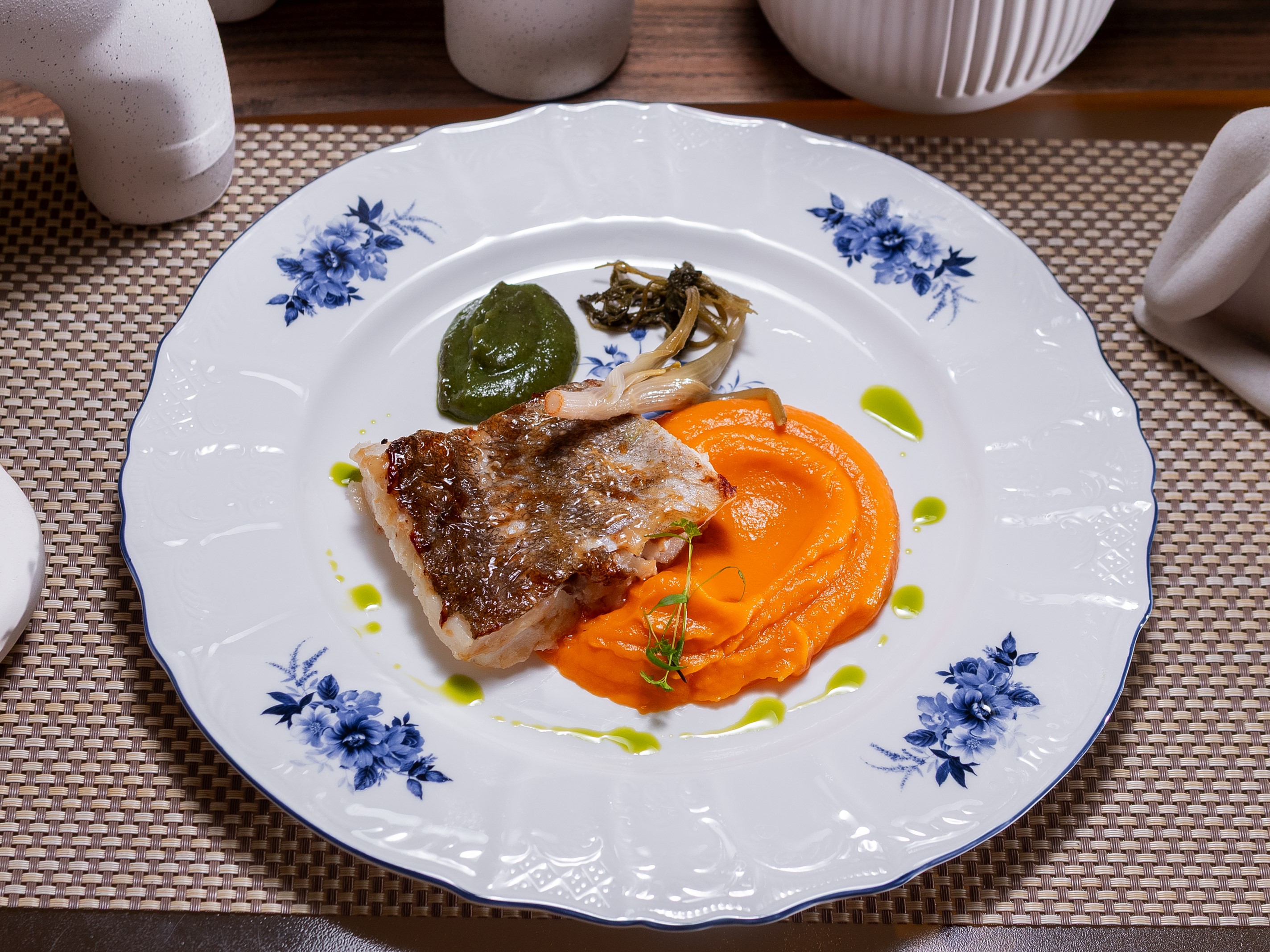 Треска с пюре из батата и маринованным бутнем