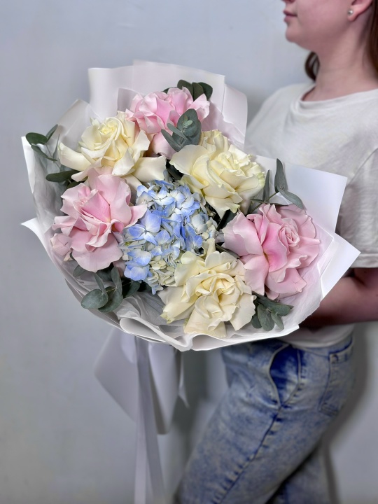 Букет с гортензией ,французскими розами и эвкалиптом