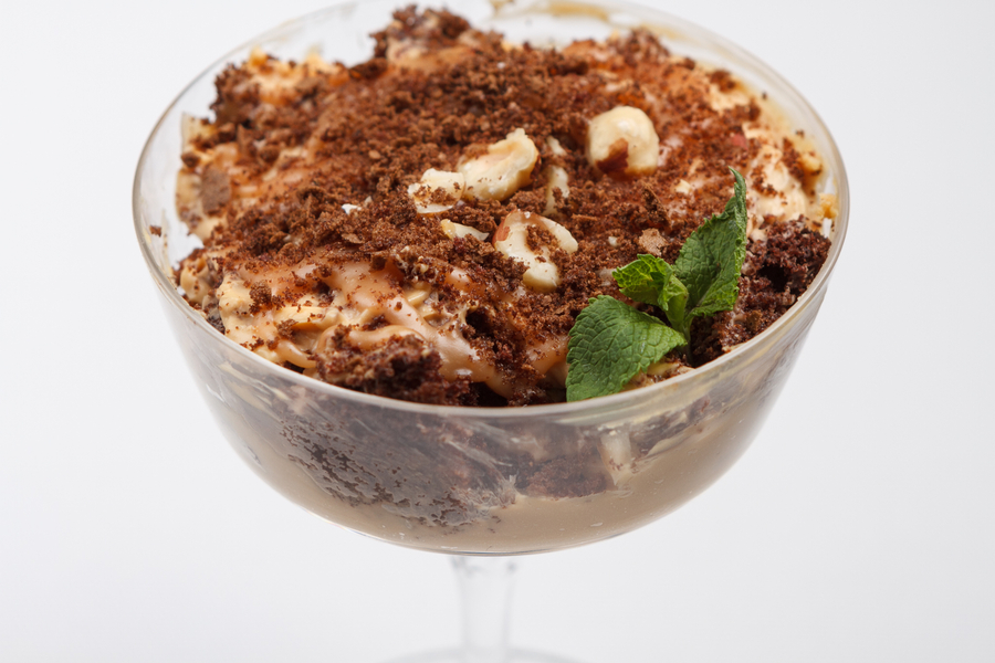 Ломаный шоколадный бисквит с какао-кремом