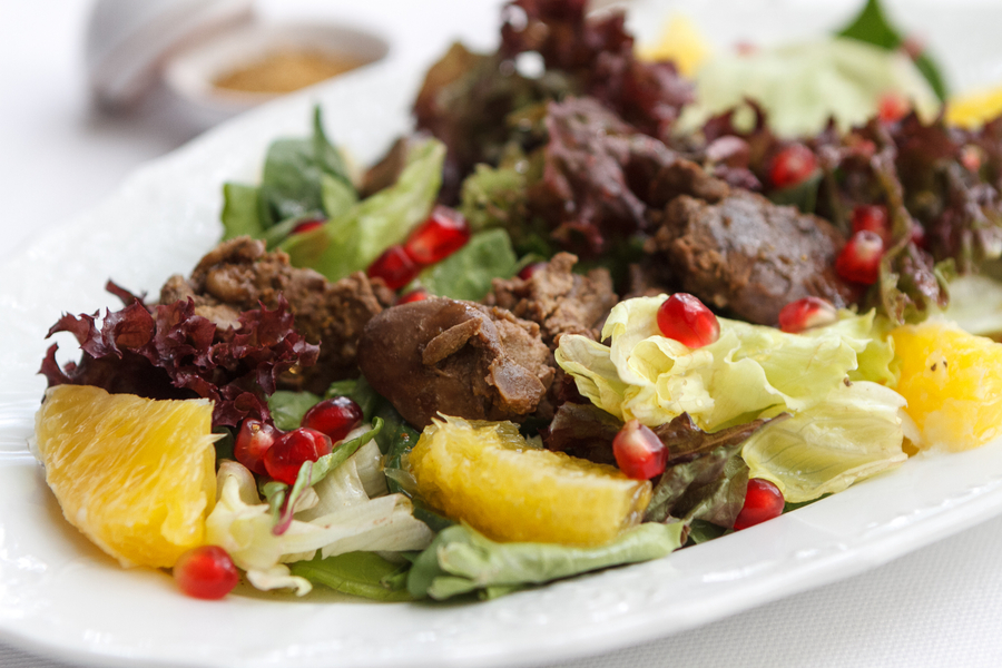 Салат с куриной печенью, апельсинами и медовой заправкой