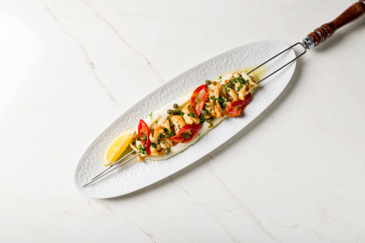 Шашлык из кальмара с пюре из цветной капусты