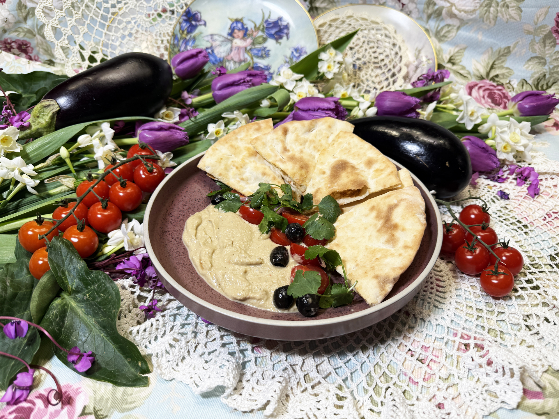 Бабагануш из печеных баклажанов и кунжутной пасты с хрустящей фоккачей