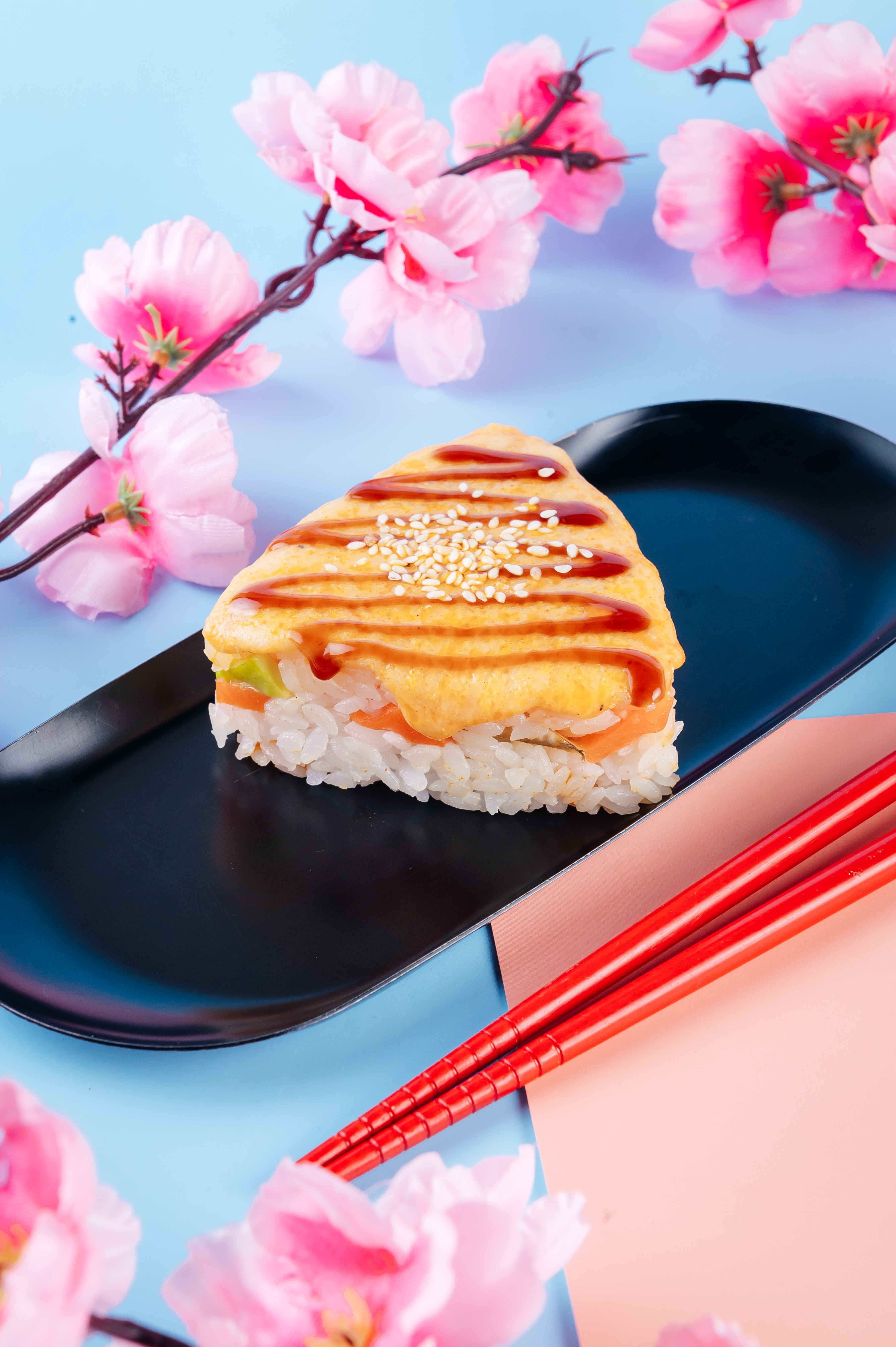 Онигири с лососем и авокадо