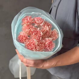 Букет с диантусами 11 шт в нежной голубой упаковке