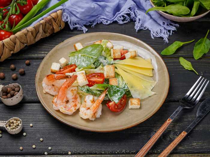 Салат Цезарь с креветкой