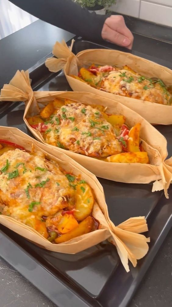 Стейк из Форели с томатом под сырной корочкой и картофелем.