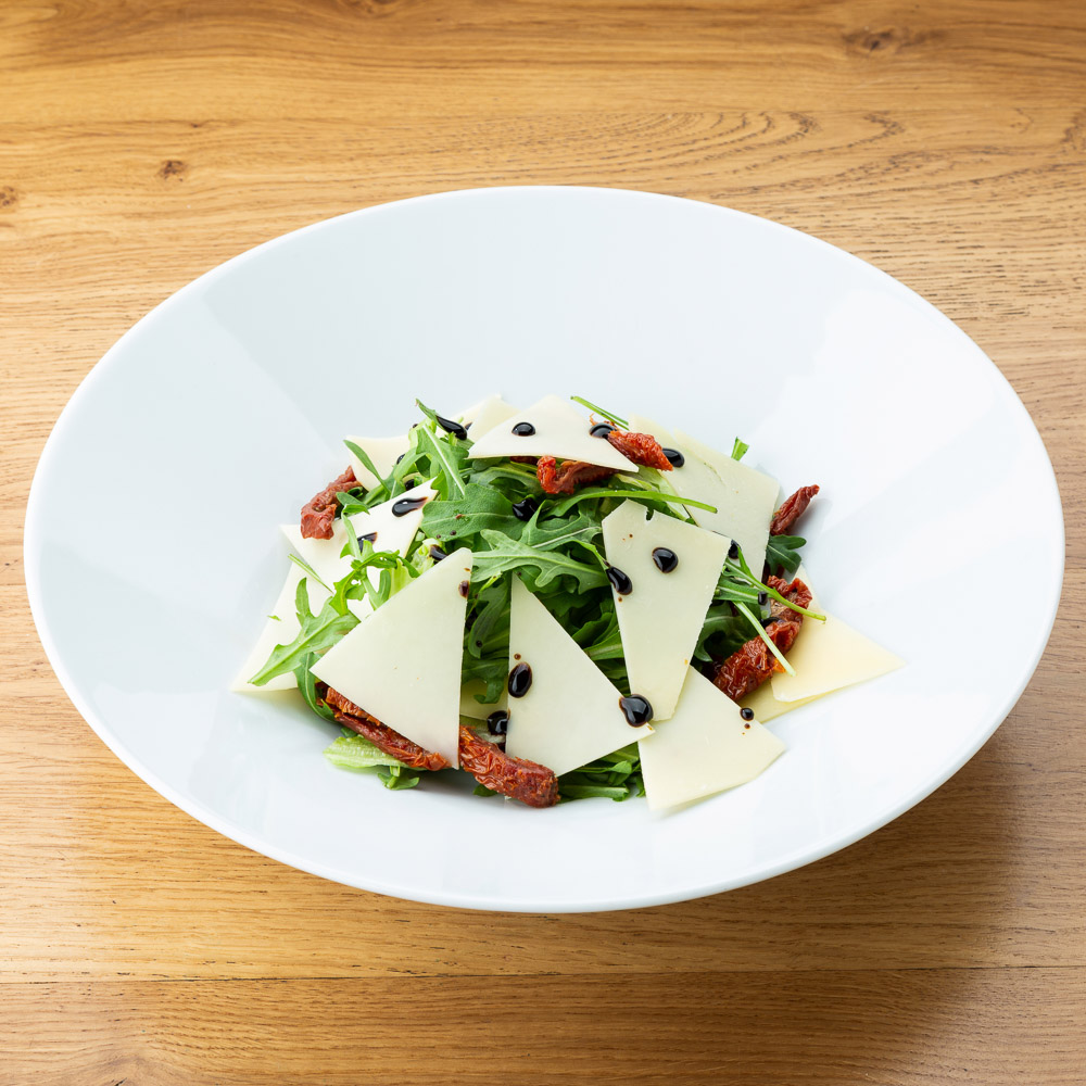 Микс салат с вяленными томатами и сыром