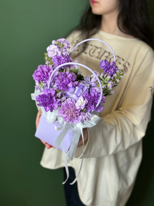 Сиреневая сумочка с лунными гвоздиками и лавандовой маттиолой