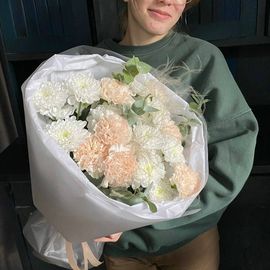 Диантусы с хризантемой и ковылью