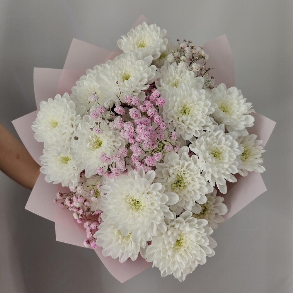 Стильный букет с хризантемой и гипсофилой