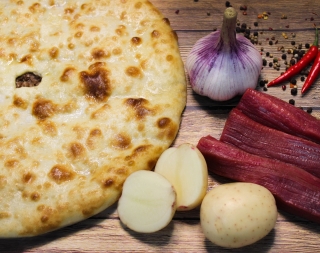 Осетинский пирог с говяжьим мясом и картошкой 800г
