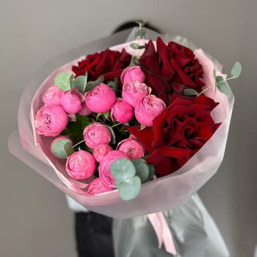 Яркий букет с пионовидными розами 