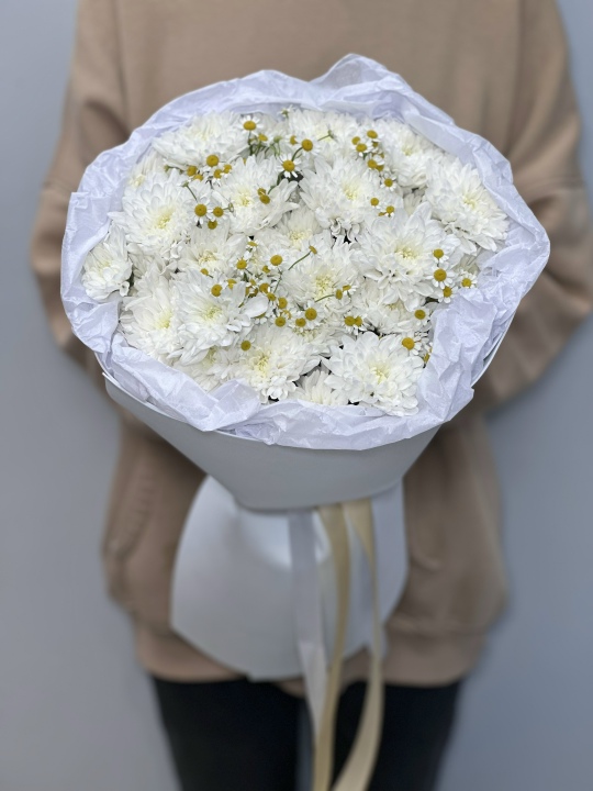 Пушистая хризантема с ромашками