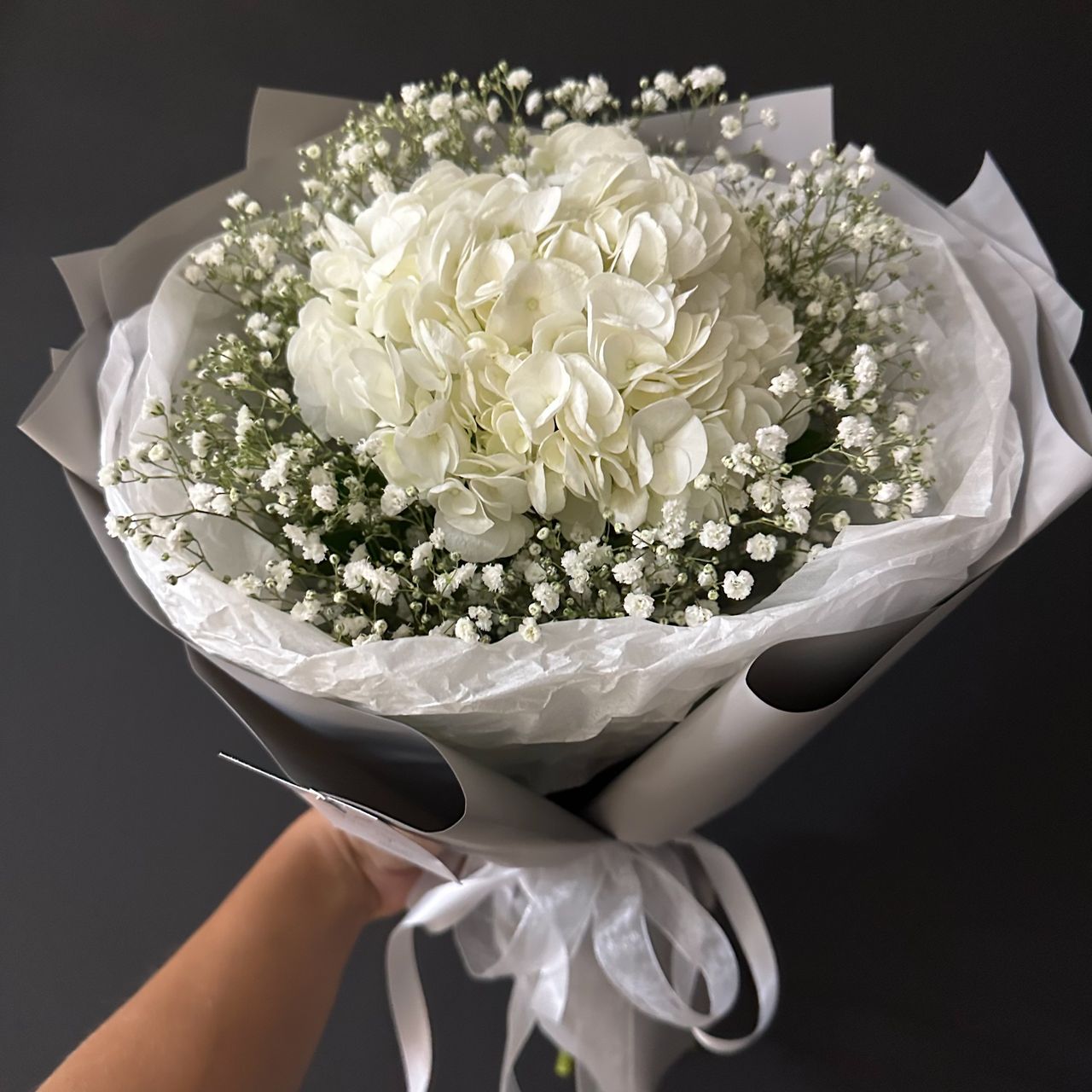 Букет с гортензией и гипсофилой