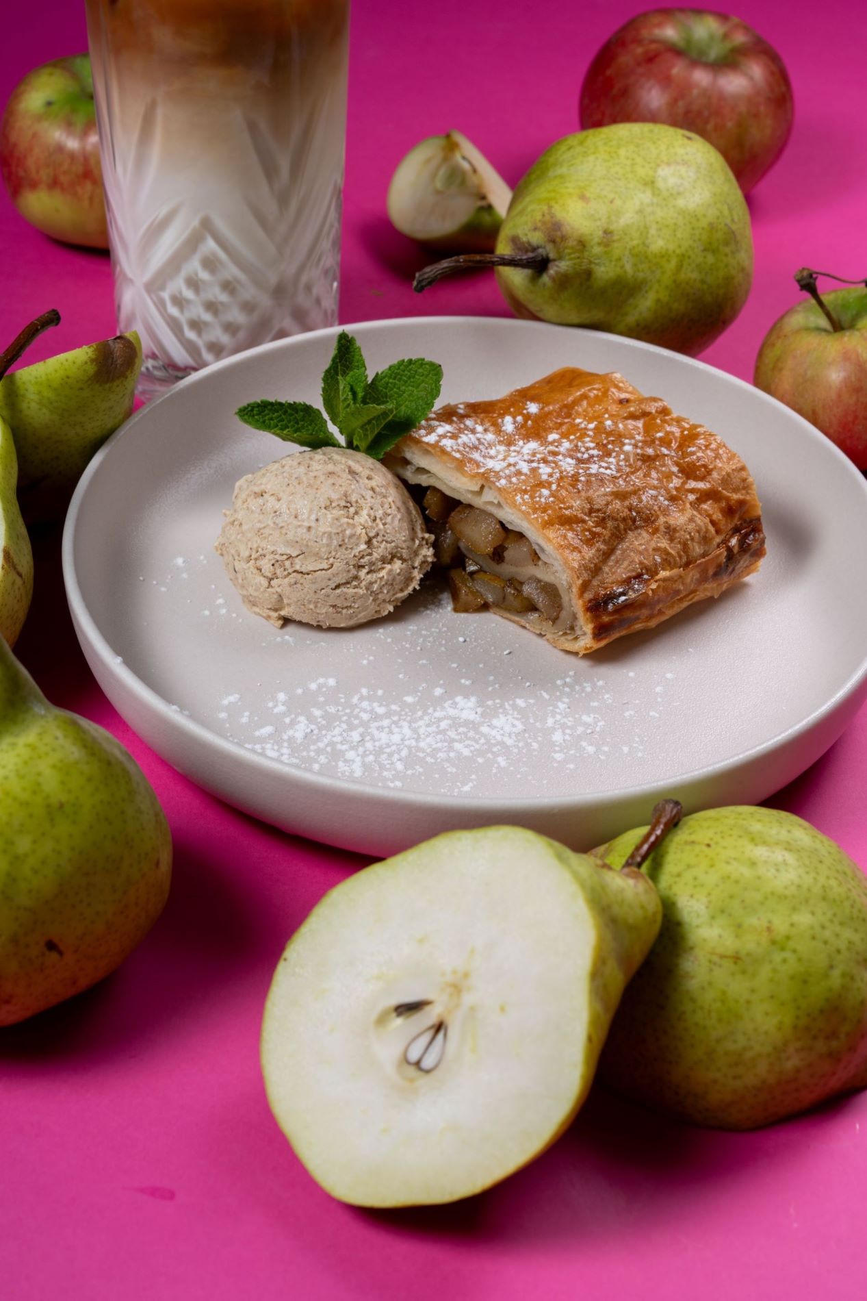 Грушевый штрудель с бородинским морожены