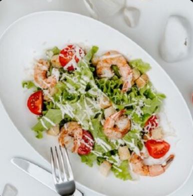 Салат Цезарь с креветками