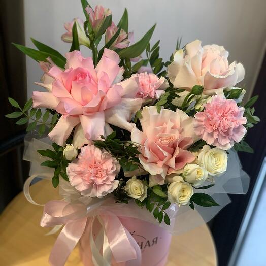 Розовая коробочка с вывернутыми розами