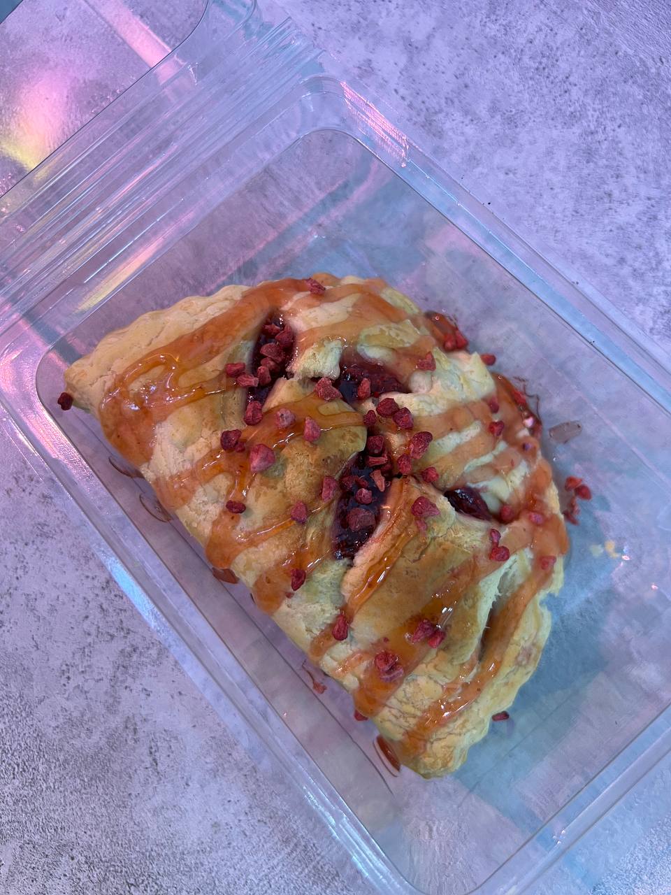 Слойка с малиной в клубничном топпинге