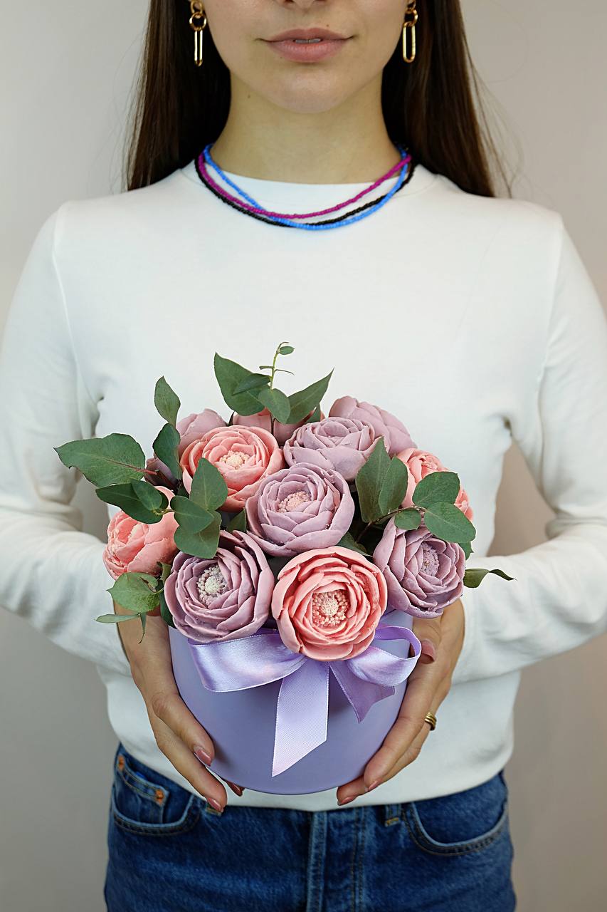 Шляпная коробка с ранункулюсами «Герцогиня»