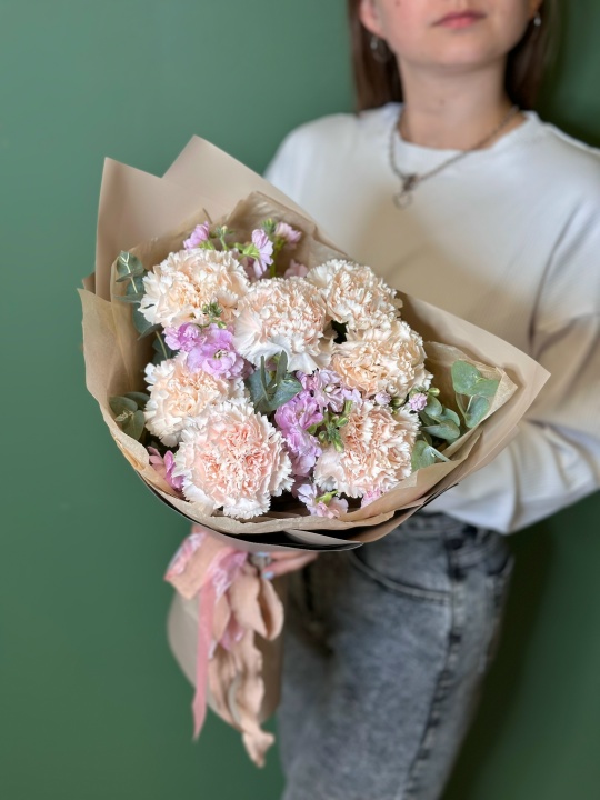 Кремовые гвоздики с маттиолой и эвкалиптом