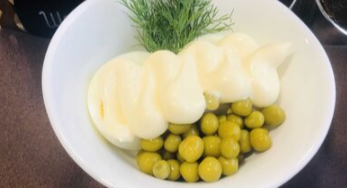 Яйцо под майонезом