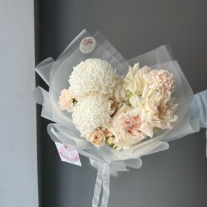 Букет из белоснежной хризантемы и садовой розы