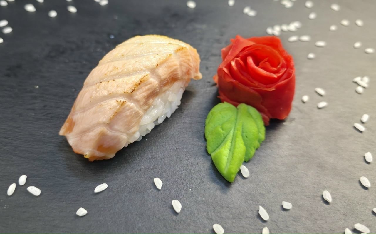 Суши с опаленным лососем