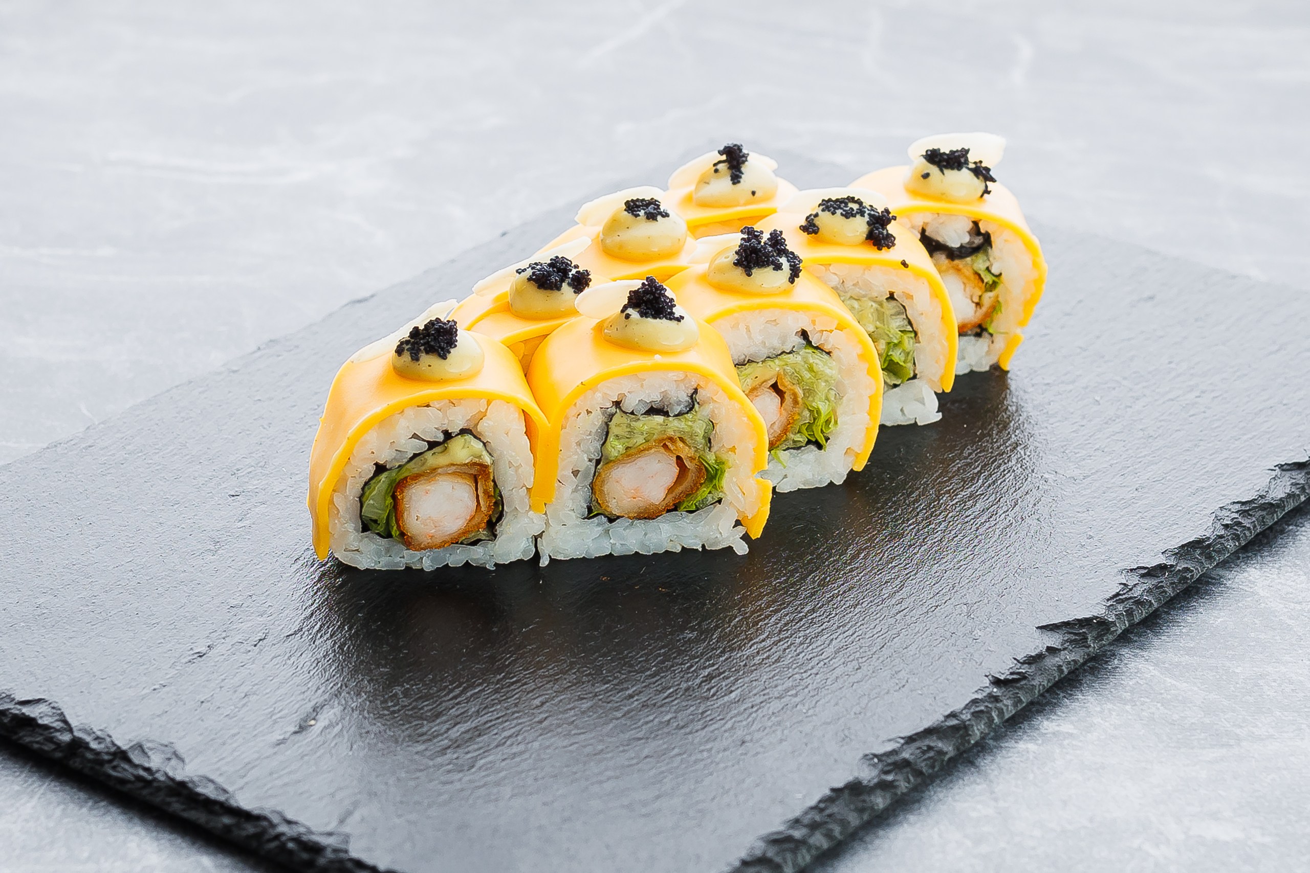 Запеченный ролл "Чеддер" с креветкой