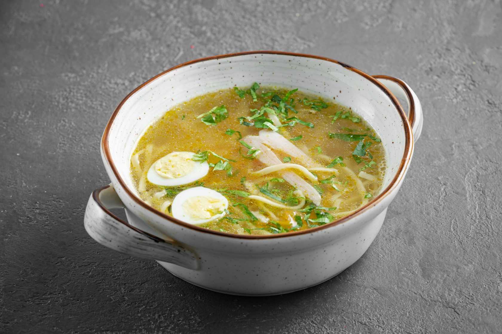 Куриный бульон с лапшой и яйцом
