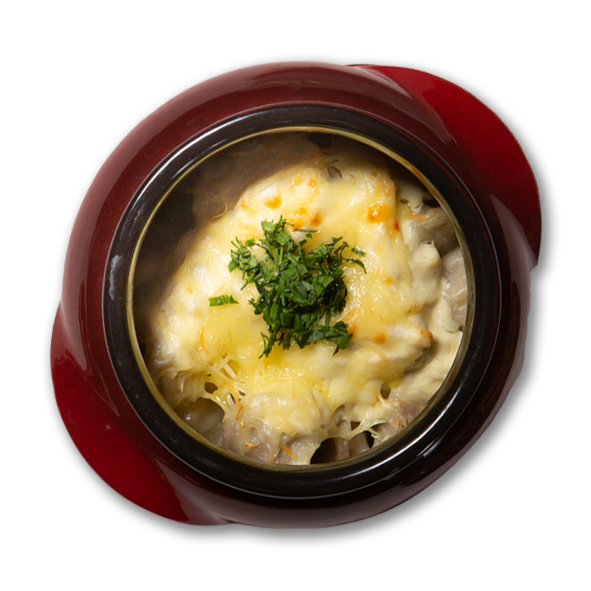 Пельмени в горшочке со сметанно-грибным соусом и сыром