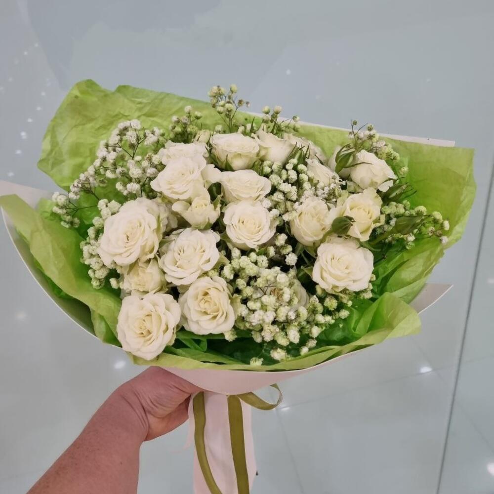 Букет - "Каприз" из белых кустовых роз с гипсофилой (сноу)