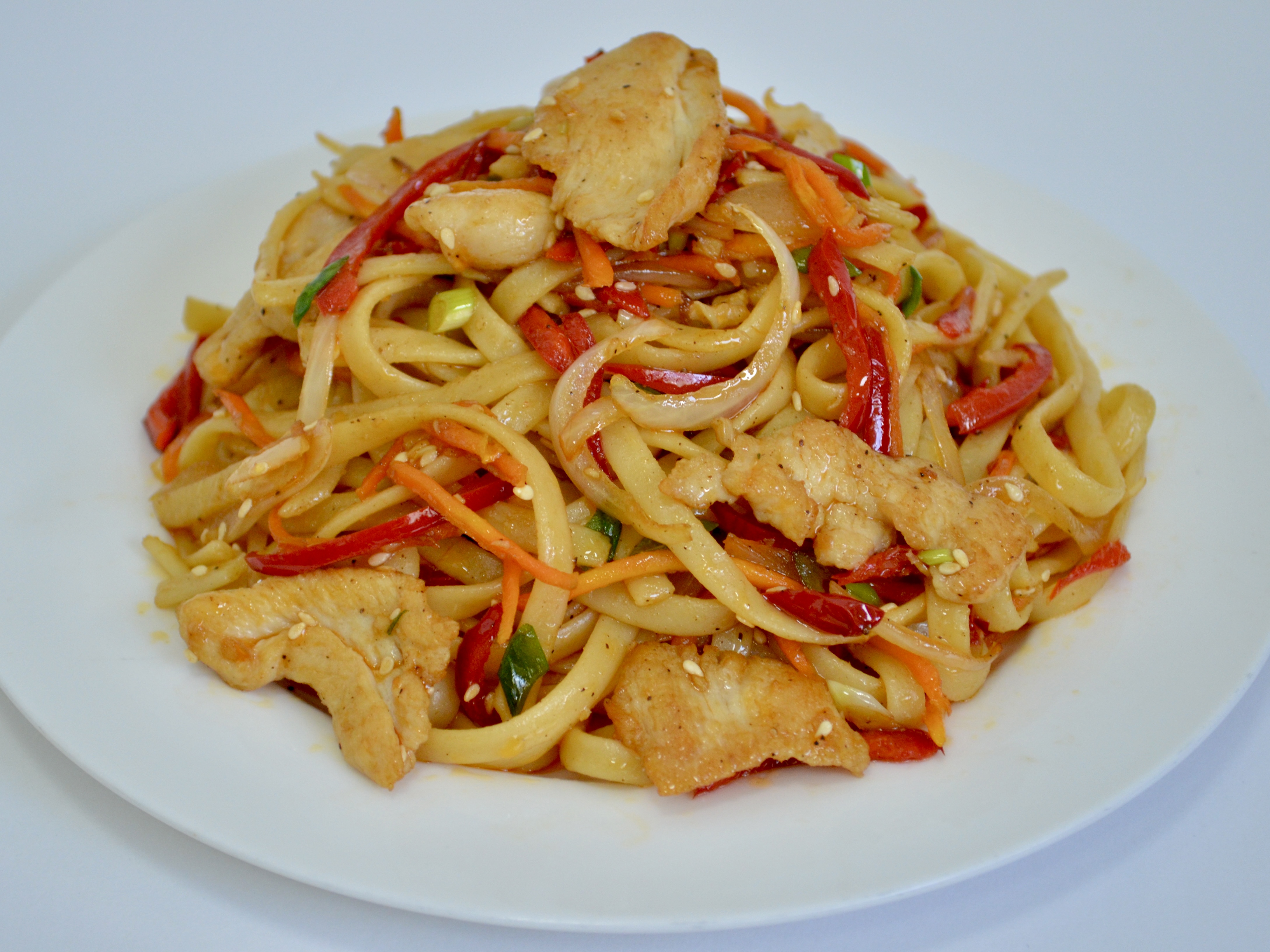 Лапша с курицей и овощами
