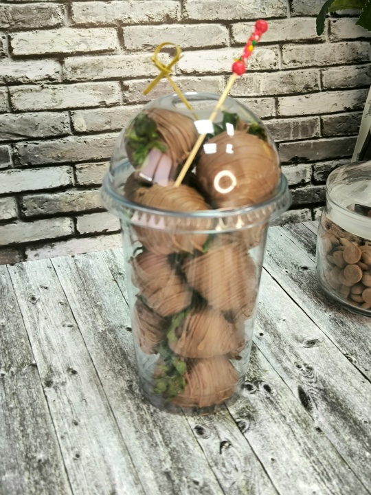 Клубника в шоколаде в стакане