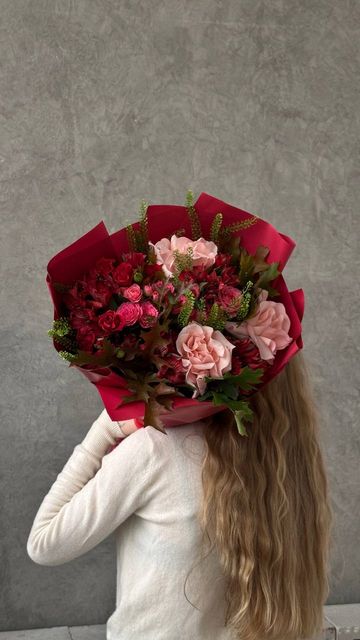 Букет из роз, альстромерий и зелени