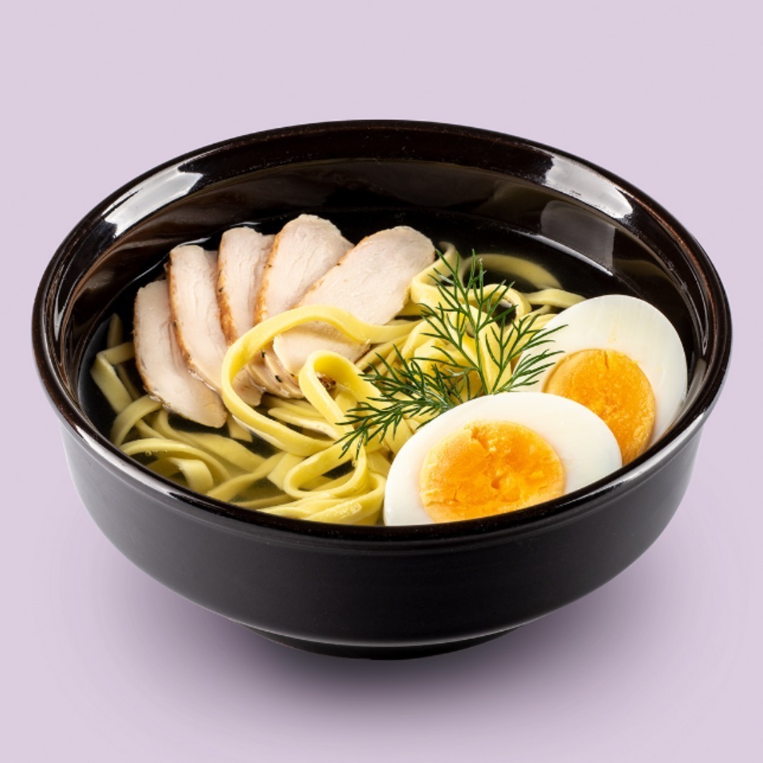 Суп куриный с лапшой удон и яйцом