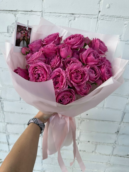 Букет из 7 кустовых пионовидных розочек