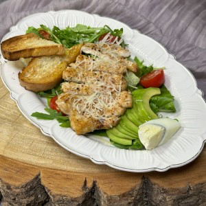 Салат с жареной курочкой и авокадо