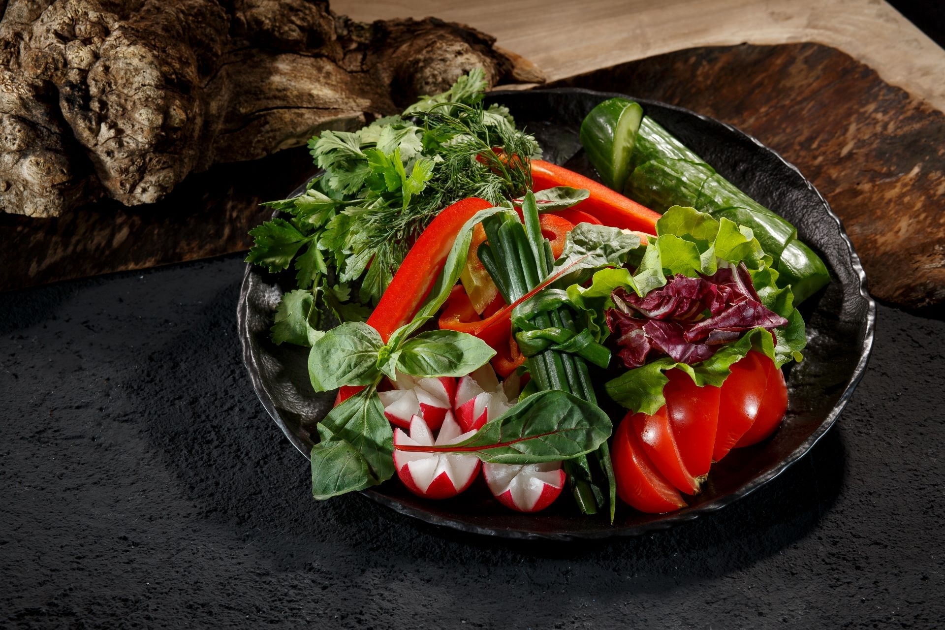 Тарелка свежих овощей