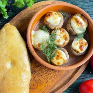 Соко кецзе (шампиньоны, запечённые с сулугуни)