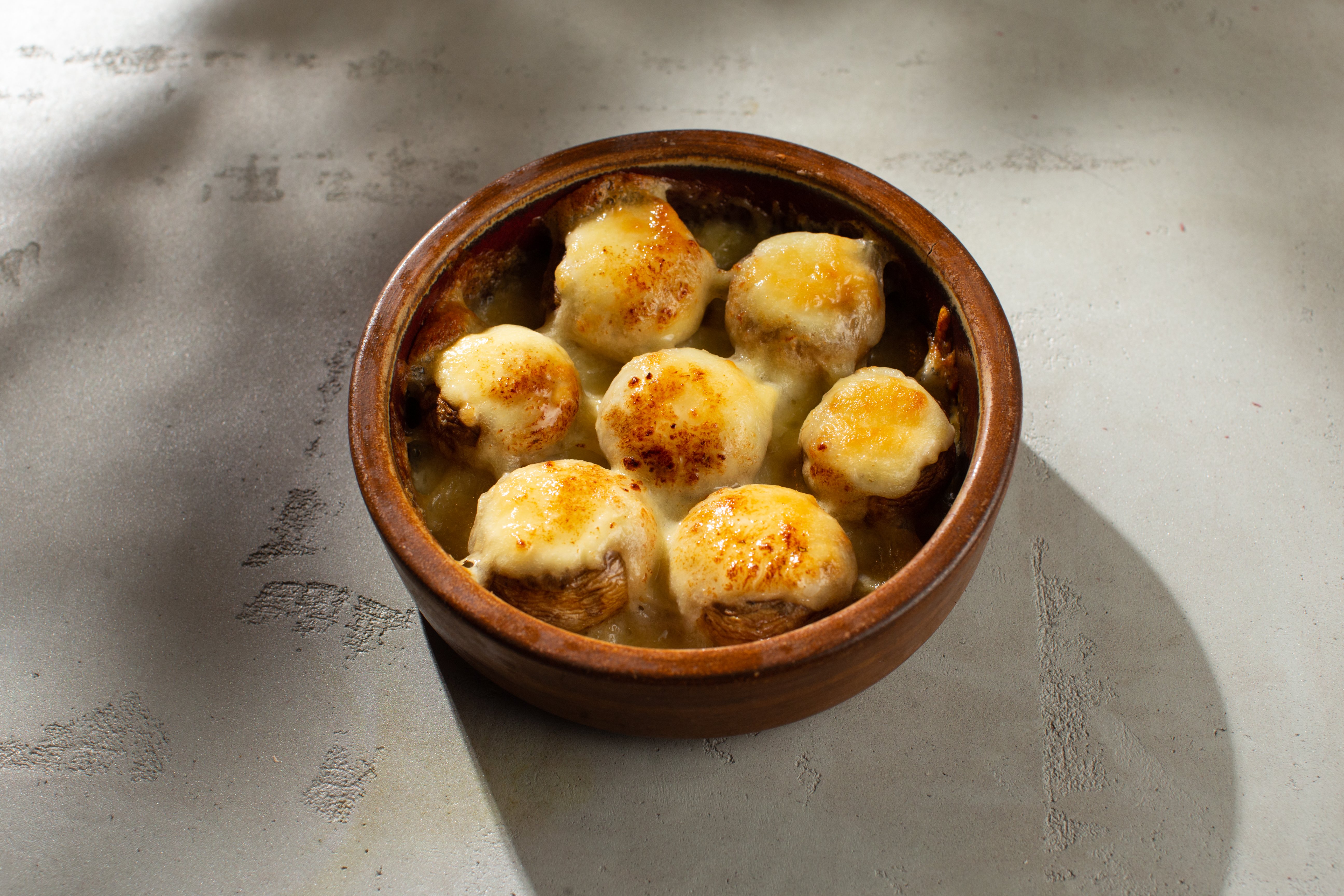 Шампиньоны, запеченные с сыром сулугуни