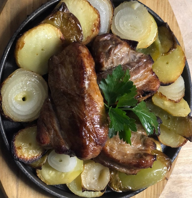 Свиные ребрышки с овощами