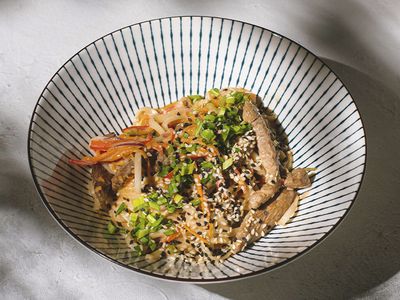 Лапша удон с курицей в соусе якинику